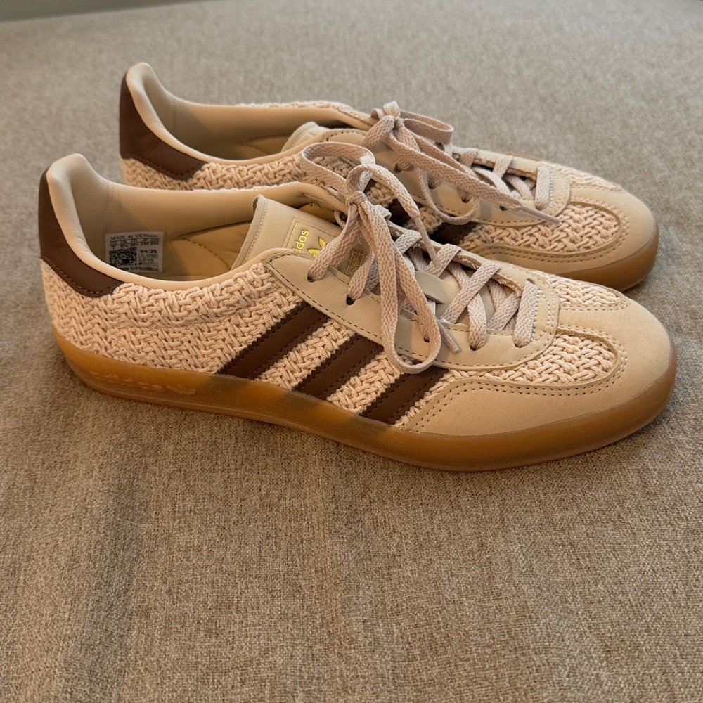 Adidas Gazelle Indoor Crochet Sneakers in Sand Strata/Premium Brown Size 7 New! - Picture 2 of 7